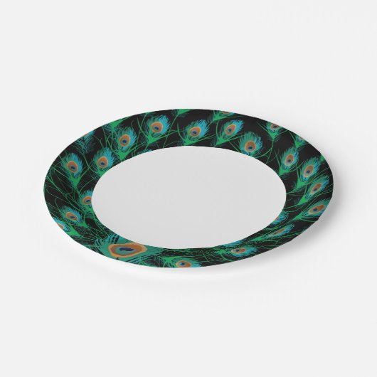 Illustration mit Pfauenfedern auf Schwarz Pappteller (Schrägansicht)