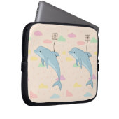 Illustration von Flying Delphin Deliverings Letter Laptopschutzhülle (Vorne Rechts)