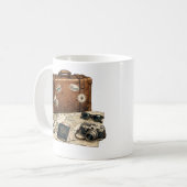 Illustration von Vintage-Reiseessentials Kaffeetasse (Vorderseite Links)