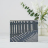 Illustrativer Zaun und Schatten Postkarte (Stehend Vorderseite)