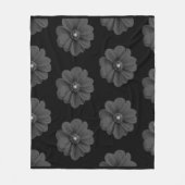 "Illustrierte Blume in Schwarz-Grau-Muster" Fleecedecke (Vorderseite)