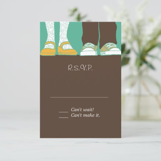 Illustrierte Hochzeit mit Mädchenschuhen und -schu RSVP Karte (Stehend Vorderseite)