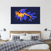 Illustrierter Seeadragon aus Gold und Blauer Leine Leinwanddruck (Insitu (Schlafzimmer))