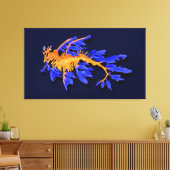 Illustrierter Seeadragon aus Gold und Blauer Leine Leinwanddruck (Insitu (Wohnzimmer))