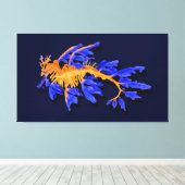 Illustrierter Seeadragon aus Gold und Blauer Leine Leinwanddruck (Insitu (Holzboden))