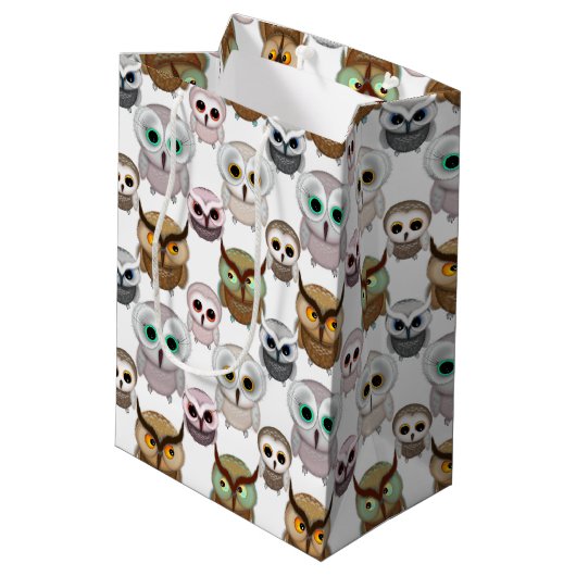 Illustriertes Owls-Muster Mittlere Geschenktüte (Rückseite Schrägansicht)