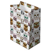 Illustriertes Owls-Muster Mittlere Geschenktüte (Vorderseite Schrägansicht)