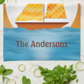 Illustriertes Segelboot auf dem Wasser Monsunaufga Geschirrtuch (Gefaltet)