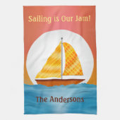Illustriertes Segelboot auf dem Wasser Monsunaufga Geschirrtuch (Vertikal)