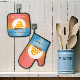 Illustriertes Segelboot auf dem Wasser Monsunaufga Ofenhandschuh & Topflappen-Set