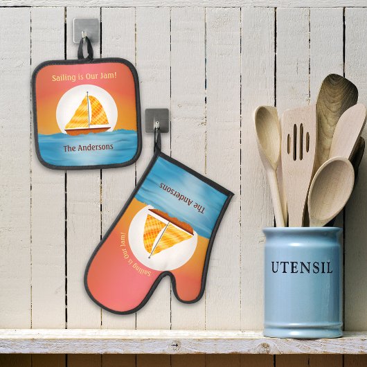Illustriertes Segelboot auf dem Wasser Monsunaufga Ofenhandschuh & Topflappen-Set