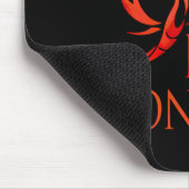 Ilyon zeichnet roten Drachen Mousepad auf (Ecke)