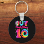 Im 10 Digits Tie Dye Peace Out Single Digits Birth Schlüsselanhänger (Vorderseite)