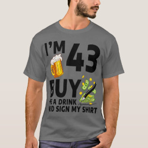 Im 43 kaufe mir ein Getränk und unterschreibe mein T-Shirt
