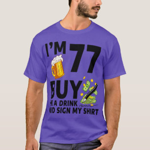 Im 77 kaufe mir ein Getränk und unterschreibe mein T-Shirt