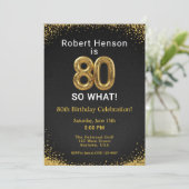 I'm 80 So What! Black Gold 80th Birthday Einladung (Stehend Vorderseite)