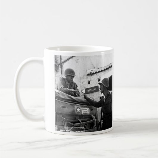 Im Allgemeinen George S. Patton und Oberst Lyle Kaffeetasse (Links)