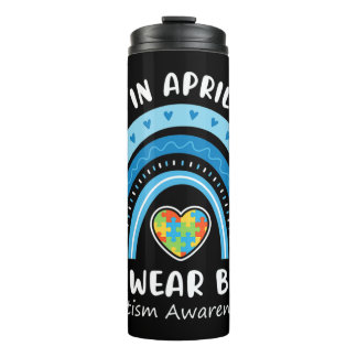Im April trägt We Wear Blue Shirt das perfekte Ges Thermosbecher