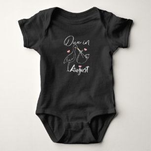 Im August trägt Funny Swan ein Niedliches neues Ba Baby Strampler