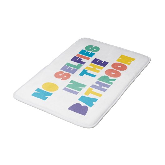 IM BADEZIMMER KEINE SELBSTSTÄNDE BADEMATTE (Schrägansicht)