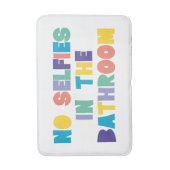 IM BADEZIMMER KEINE SELBSTSTÄNDE BADEMATTE (Vorderseite Vertikal)