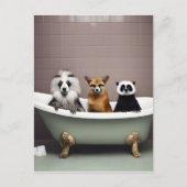 Im Badezimmer sitzen lustige Tiere in der Badewann Postkarte (Vorderseite)