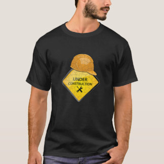 Im Bau mit einem Coolen, sonnigen Straßenschild T-Shirt