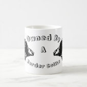 Im Besitz eines Grenzgängers Collie Funny Dog Kaffeetasse (Mittel)