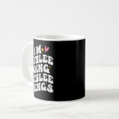 Im Brynlee Brynlee Dinge tun Retro Groovy Kaffeetasse (Vorderseite Links)