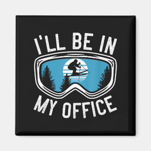 Im Büro beim Skifahren, lustiges Skifahrer-Geschen Magnet