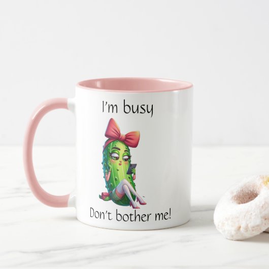 "I'm Busy Don't Bother Me" Sassy Pickle Girl Mug Tasse (Mit Donut)