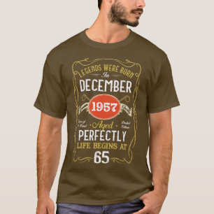 Im Dezember 1957 Geboren 65. Geburtstag 65 Jahre T-Shirt