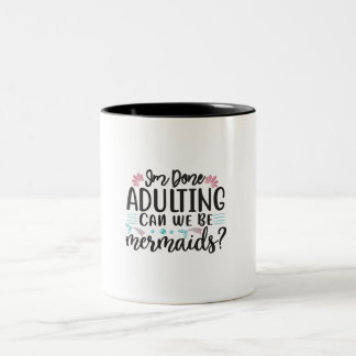 I'm Done Adulting Can We Be Mermaids ? Zweifarbige Tasse