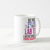 Im ein Labradortech-Kaffee-Tassen-Labortechniker Kaffeetasse (VorderseiteRechts)