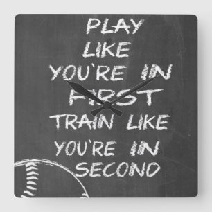Im ersten Baseball Motivation auf der Chalkboard Quadratische Wanduhr