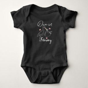 Im Februar soll Funny Swan einen Niedlichen neuen Baby Strampler
