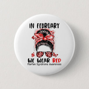 Im Februar tragen wir das Red Messy Bun Marfan Syn Button