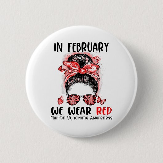 Im Februar tragen wir das Red Messy Bun Marfan Syn Button (Vorderseite)
