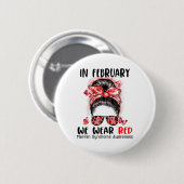 Im Februar tragen wir das Red Messy Bun Marfan Syn Button (Vorne & Hinten)