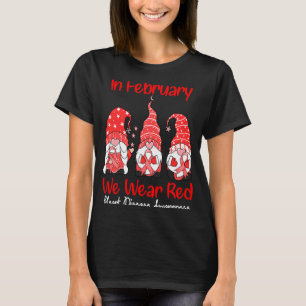 Im Februar tragen wir drei rote Gnomen Herzerkrank T-Shirt