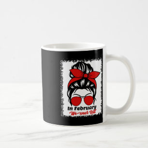 Im Februar tragen wir eine rote Messy Bun Herzerkr Kaffeetasse