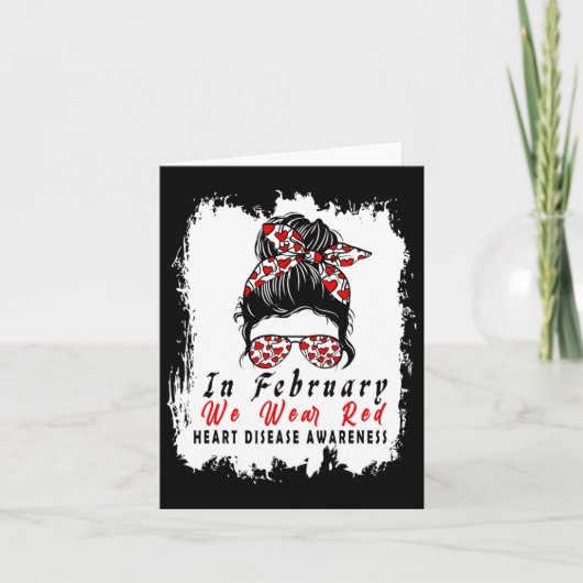 Im Februar tragen wir eine rote Messy Bun Herzerkr Karte (Vorderseite)