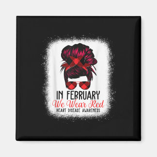 Im Februar tragen wir eine rote Messy Bun Herzerkr Magnet