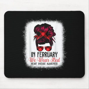 Im Februar tragen wir eine rote Messy Bun Herzerkr Mousepad