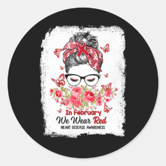 Im Februar tragen wir eine rote Messy Bun Herzerkr Runder Aufkleber