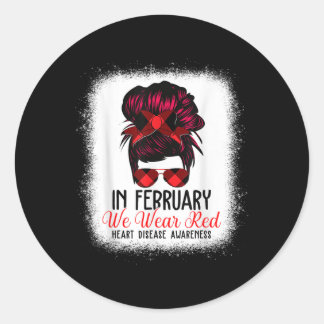 Im Februar tragen wir eine rote Messy Bun Herzerkr Runder Aufkleber