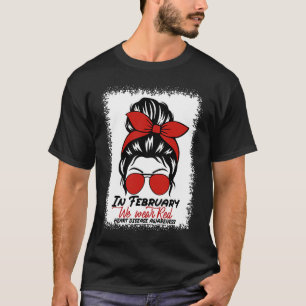 Im Februar tragen wir eine rote Messy Bun Herzerkr T-Shirt