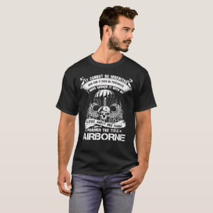 im Flugzeug 101. im Flugzeug Abteilung 82. im T-Shirt