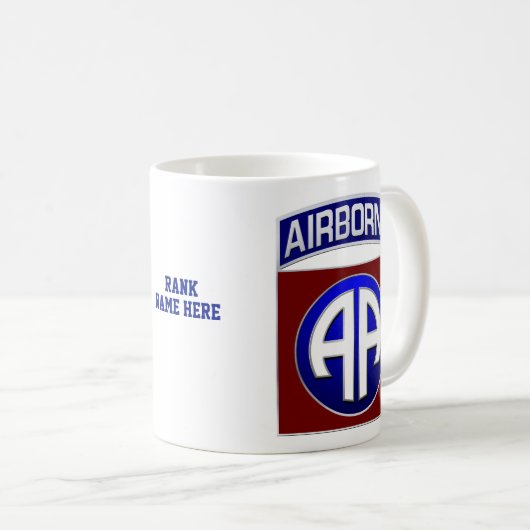 im Flugzeug 82. Division Customizable Shoulder Pat Kaffeetasse (VorderseiteRechts)
