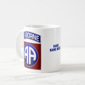 im Flugzeug 82. Division Customizable Shoulder Pat Kaffeetasse (Vorderseite Links)